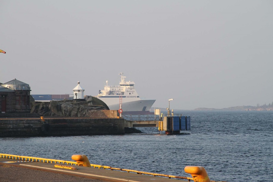 Rahtilaiva saapuu Hangon satamaan